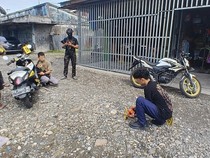 Detik-detik 2 OTK Boncengan Motor Tembak Pedagang di Yahukimo