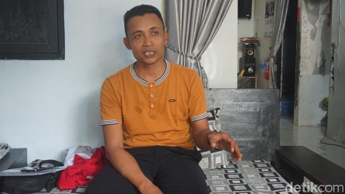 Yogi Susilo Wicaksono (40), guru pns Jombang yang dipecat