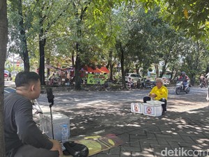 Cerita Mas Ojol Surabaya Live TikTok 24 Jam demi Bantu Dagangan Lansia