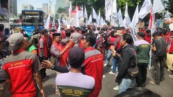 Aksi Buruh di Depan DPR