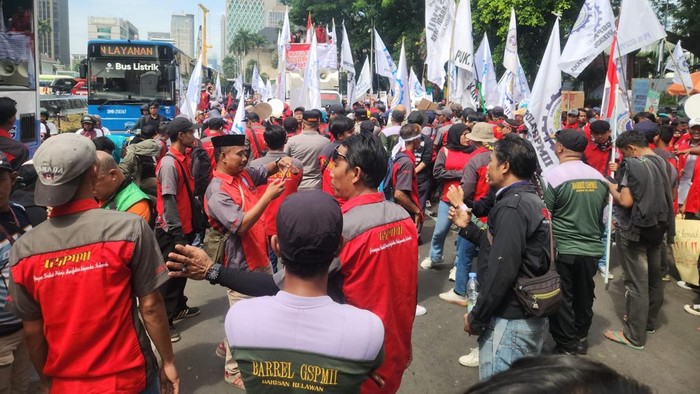 Aksi buruh di depan DPR RI. (Dok ist)