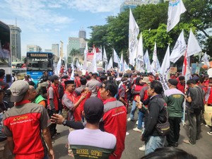Video Massa Buruh Padati Depan Gedung DPR, Jalan Ditutup Sementara