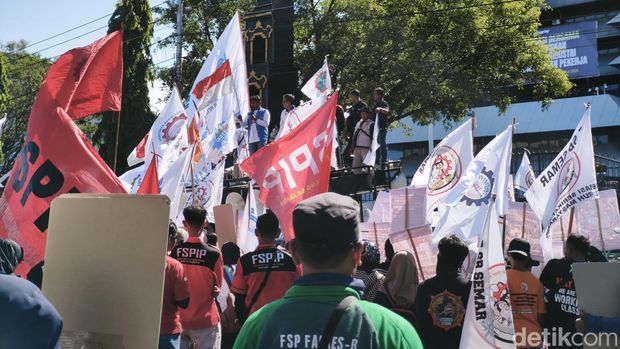 Aksi buruh di Semarang Massa aksi Hari Buruh di depan Kantor Gubernuran Jateng di Jalan Pahlawan, Kecamatan Semarang Selatan, Kota Semarang,