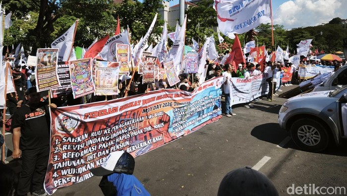 Massa aksi Hari Buruh di depan Kantor Gubernuran Jateng di Jalan Pahlawan, Kecamatan Semarang Selatan, Kota Semarang,