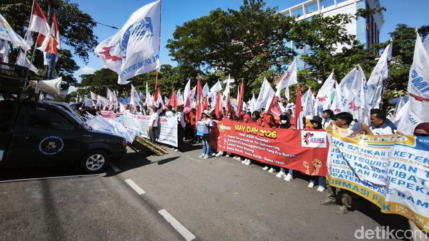 Aksi buruh di Semarang Massa aksi Hari Buruh di depan Kantor Gubernuran Jateng di Jalan Pahlawan, Kecamatan Semarang Selatan, Kota Semarang,
