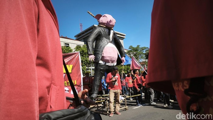 Massa aksi Hari Buruh di depan Kantor Gubernuran Jateng di Jalan Pahlawan, Kecamatan Semarang Selatan, Kota Semarang,