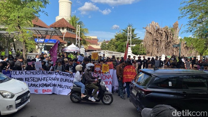 Aksi massa di depan Gedung DPRD DIY, Jumat (1/5/2026).