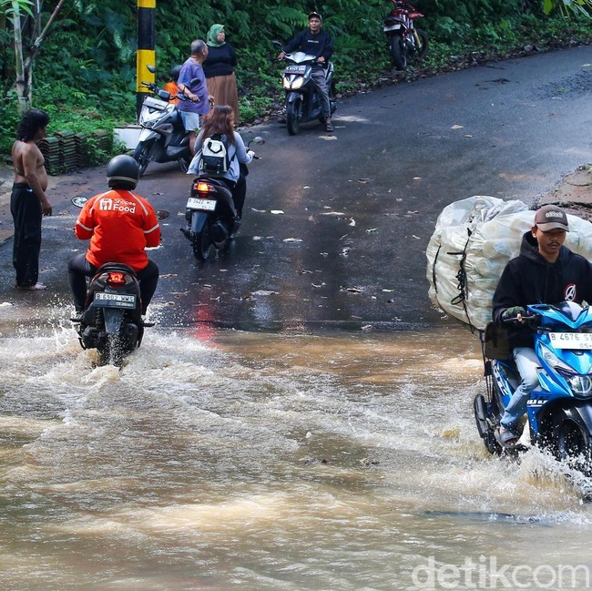 Aksi Nekat Pengendara Menerobos Jembatan Yang Terendam Banjir di Depok