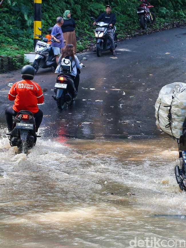 Aksi Nekat Pengendara Menerobos Jembatan Yang Terendam Banjir di Depok