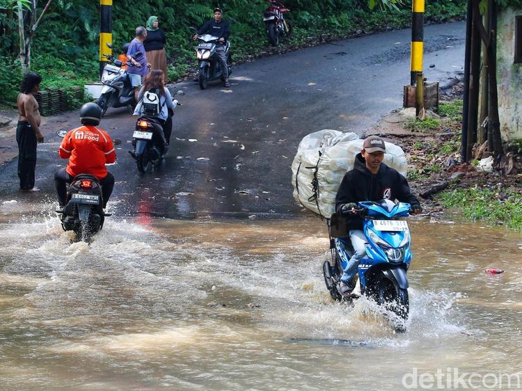 Aksi Nekat Pengendara Menerobos Jembatan Yang Terendam Banjir di Depok