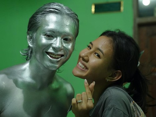Shenina Cinnamon menemani Angga Yunanda syuting.