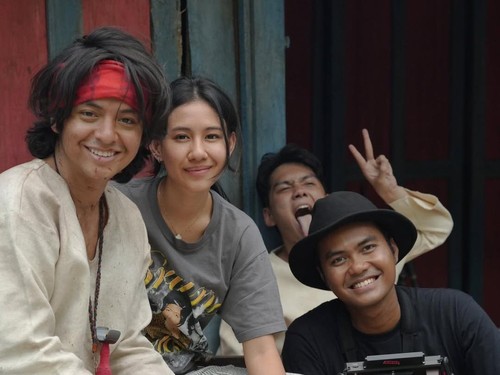 Shenina Cinnamon menemani Angga Yunanda syuting.