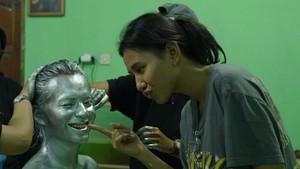Shenina Cinnamon menggoda Angga Yunanda yang akan berperan sebagai manusia silver di film terbarunya, Para Perasuk. Foto: Instagram @angga