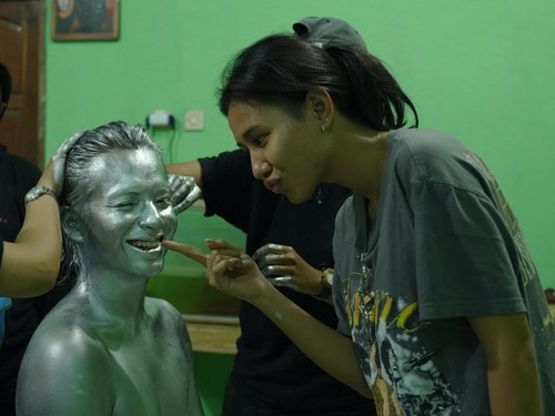 Shenina Cinnamon menemani Angga Yunanda syuting.
