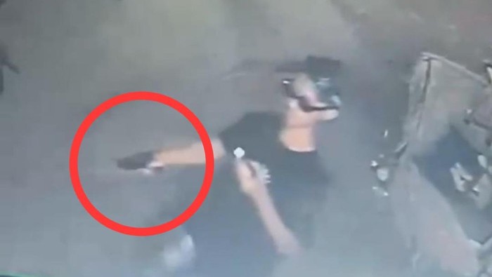 Anggota geng motor diduga membawa pistol saat merusak kendaraan di rumah warga Makassar.