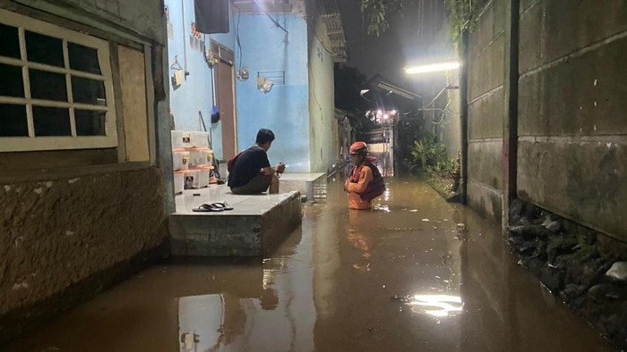 Hujan deras sempat melanda kawasan Desa Puspanegara, Kecamatan Citeureup, Bogor, Jawa Barat, Kamis (30/4/2026). Akibatnya, kali di sekitar desa tersebut meluap dan menyebabkan banjir.