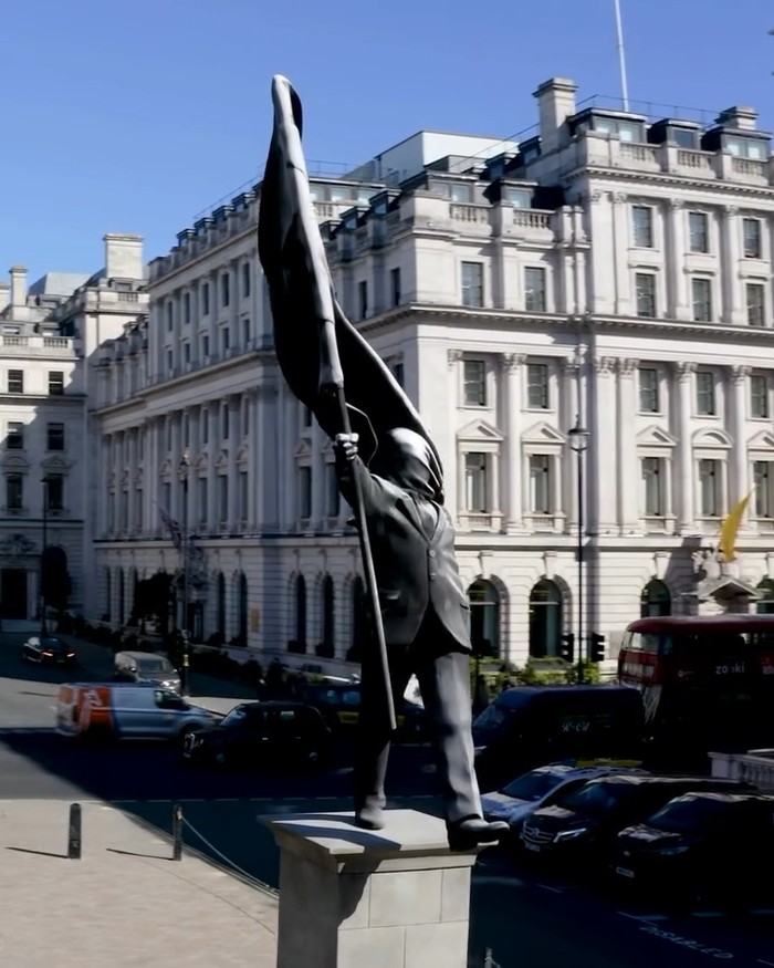 Patung baru Banksy di Pall Mall, London.