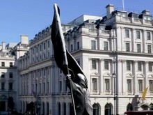Patung Baru Banksy Jadi Pusat Perhatian di London