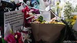 Bunga dan Doa Penuhi Stasiun Bekasi Timur Usai Tragedi Kereta