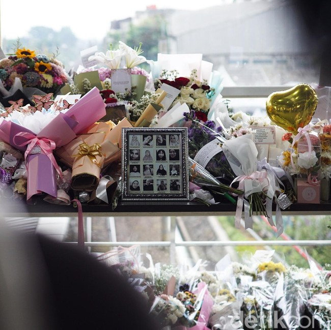 Bunga dan Doa Penuhi Stasiun Bekasi Timur Usai Tragedi Kereta