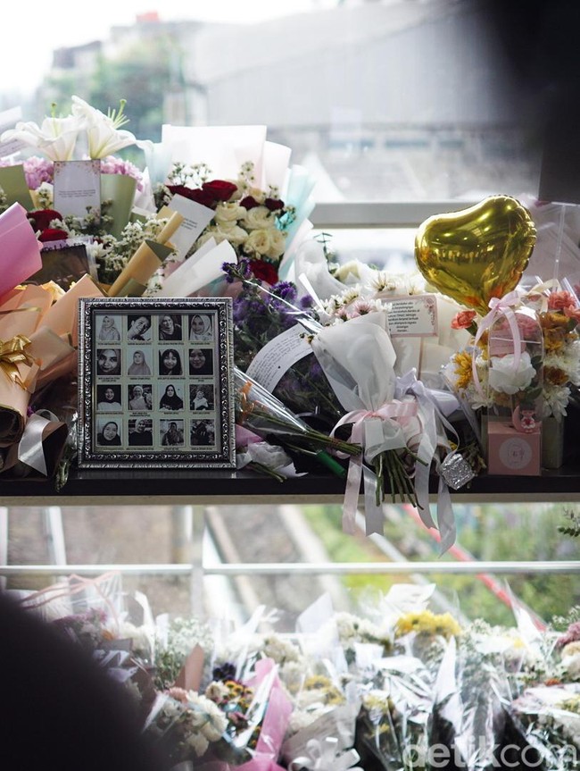 Bunga dan Doa Penuhi Stasiun Bekasi Timur Usai Tragedi Kereta