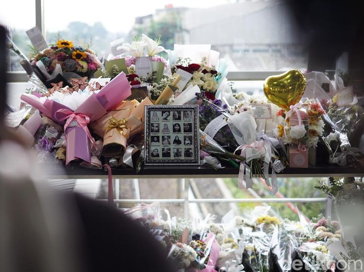 Bunga dan Doa Penuhi Stasiun Bekasi Timur Usai Tragedi Kereta