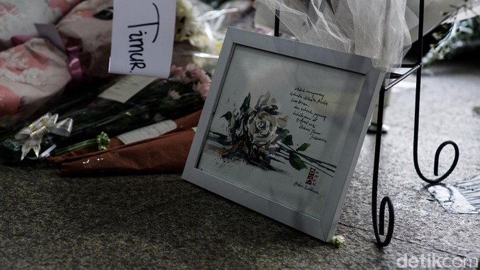 Potret Warna-warni Bunga Ucapan Duka dan Simpati di Stasiun Bekasi Timur