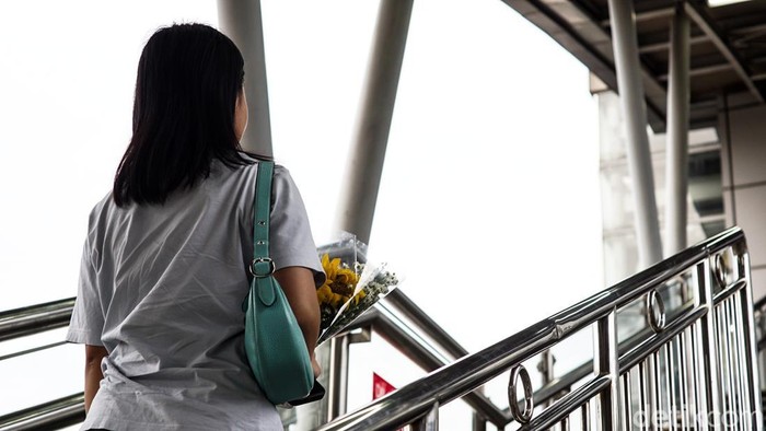 Potret Warna-warni Bunga Ucapan Duka dan Simpati di Stasiun Bekasi Timur