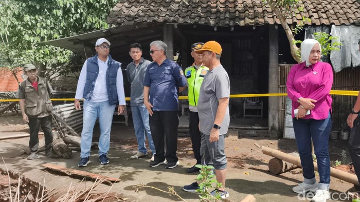 Bupati Klaten Hamenang Wajar Ismoyo dan pejabat lain cek tanggul Sungai Dengkeng, Jumat (1/5/2026).