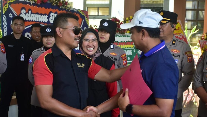 Bupati Sumedang Dony Ahmad Munir bertemu dengan kelompok buruh.
