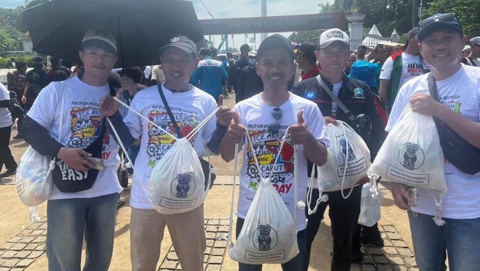 Buruh peserta May Day di Monas dapat hadiah paket sembako