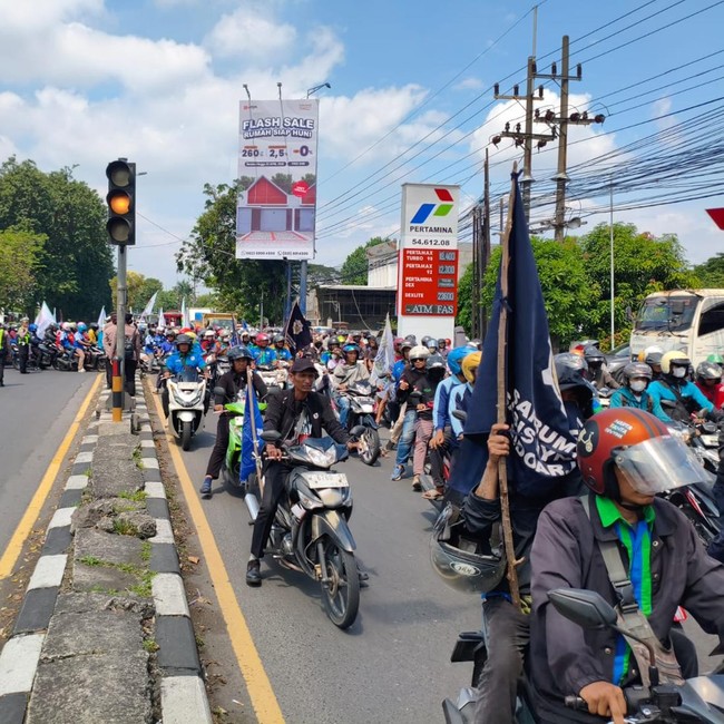 Foto: Ribuan Buruh di Jatim Bergerak ke Surabaya Peringati May Day