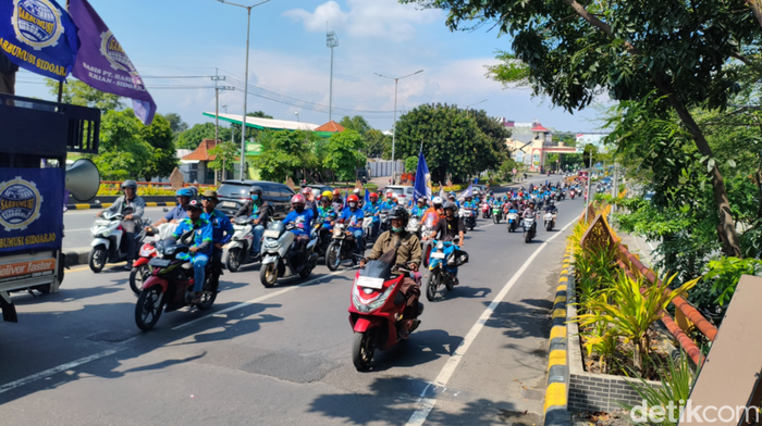 Buruh Sidoarjo bergerak ke Surabaya untuk aksi May Day 2026.