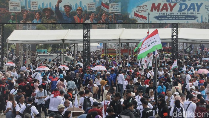 Ribuan buruh memadati Monas saat May Day 2026, menuntut RUU Ketenagakerjaan, penghapusan outsourcing, dan menolak upah murah.