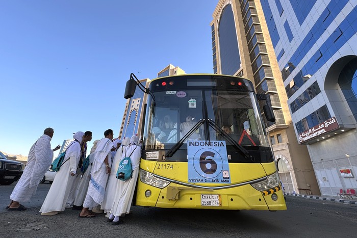 Jamaah calon haji menaiki bus Shalawat di Syisyah untuk menuju Masjidil Haram, di Makkah, Arab Saudi, Jumat (1/5/2026). Kementerian Haji dan Umrah mengoperasikan sebanyak 452 unit bus Shalawat untuk melayani jamaah calon haji Indonesia di Makkah sela