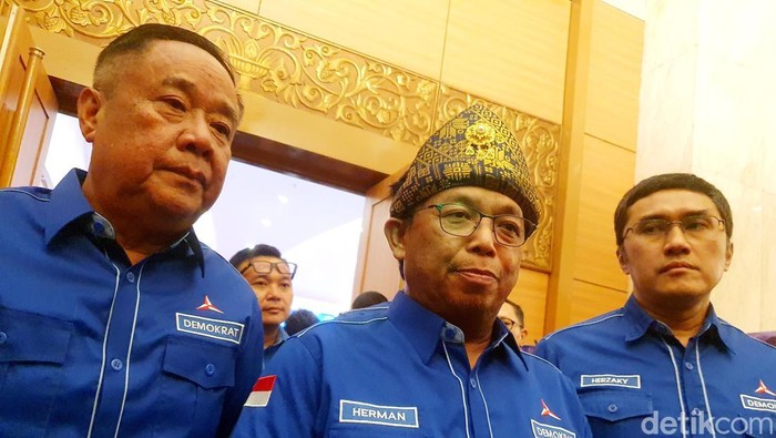 Cik Ujang (kiri) saat Musda V DPD Demokrat Sumsel.