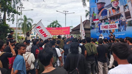 Ratusan buruh dan mahasiswa demo kantor Gubernur NTB peringati hari buruh atau may day, Jumat (1/5/2026). (Foto: Ahmad Viqi/detikBali).