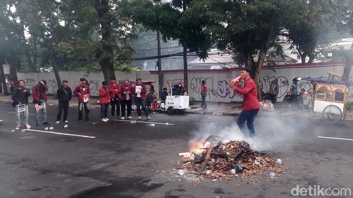 Demo di depan gedung DPRD Jawa Barat, Jumat, 1 Mei 2026.