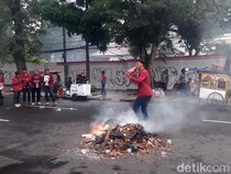 Aksi May Day 2026, Massa Bakar Ban di Depan DPRD Jabar