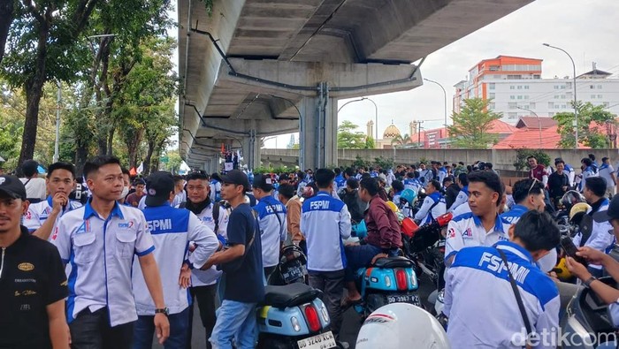 Demo Hari Buruh di Jalan AP Pettarani, Makassar.