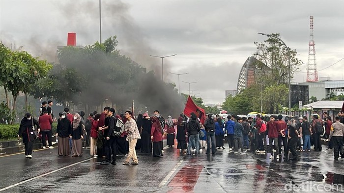 Demo Hari Buruh di Jalan AP Pettarani Makassar.