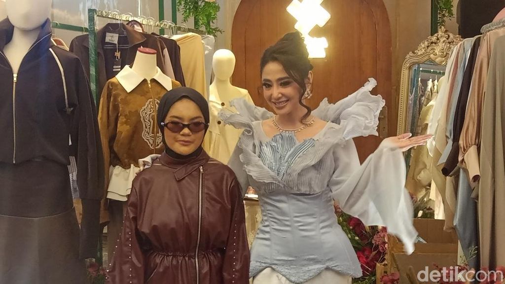 Nabila Misha Satukan Wulan Guritno-Dewi Perssik di Panggung Fashion Show
