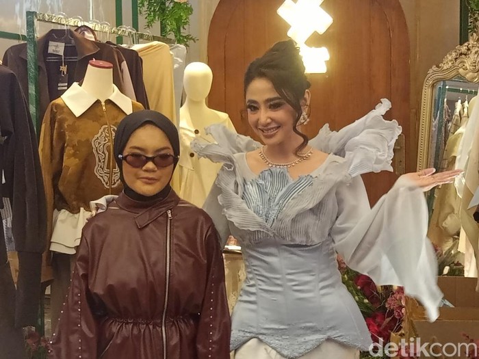 dewi perssik