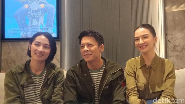 Dilan ITB 1997 (Ki-ka) Niken Anjani, Ariel NOAH, dan Raline Shah saat ditemui dalam acara pemutaran film Dilan ITB 1997 di kawasan Senayan pada Kamis (30/4/2026).