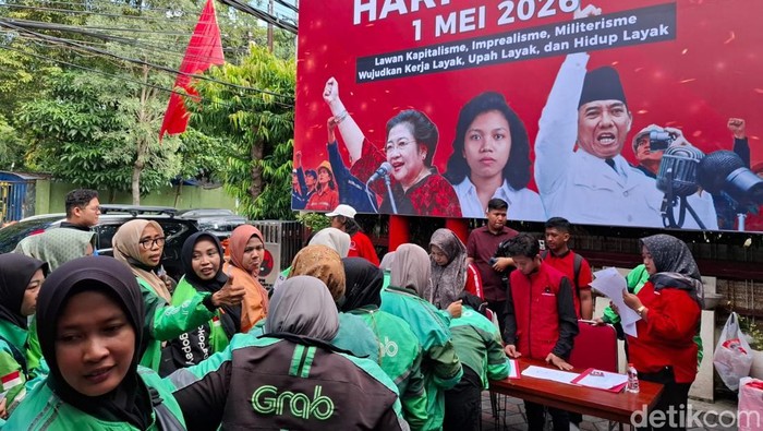 DPC PDI Perjuangan Surabaya berbagi ratusan bingkisan kepada ojol perempuan