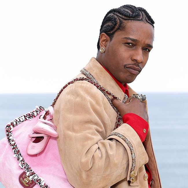 Foto: A$AP Rocky Dobrak Batas Gender, Percaya Diri Pakai Tas Chanel Pink