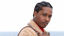 Foto: A$AP Rocky Dobrak Batas Gender, Percaya Diri Pakai Tas Chanel Pink