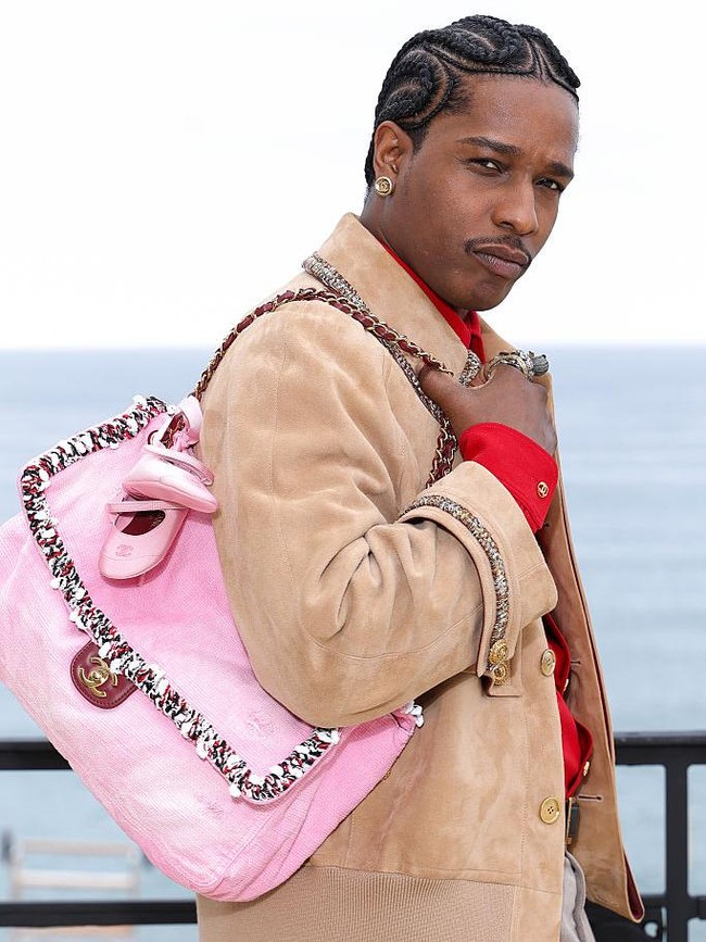 Foto: A$AP Rocky Dobrak Batas Gender, Percaya Diri Pakai Tas Chanel Pink
