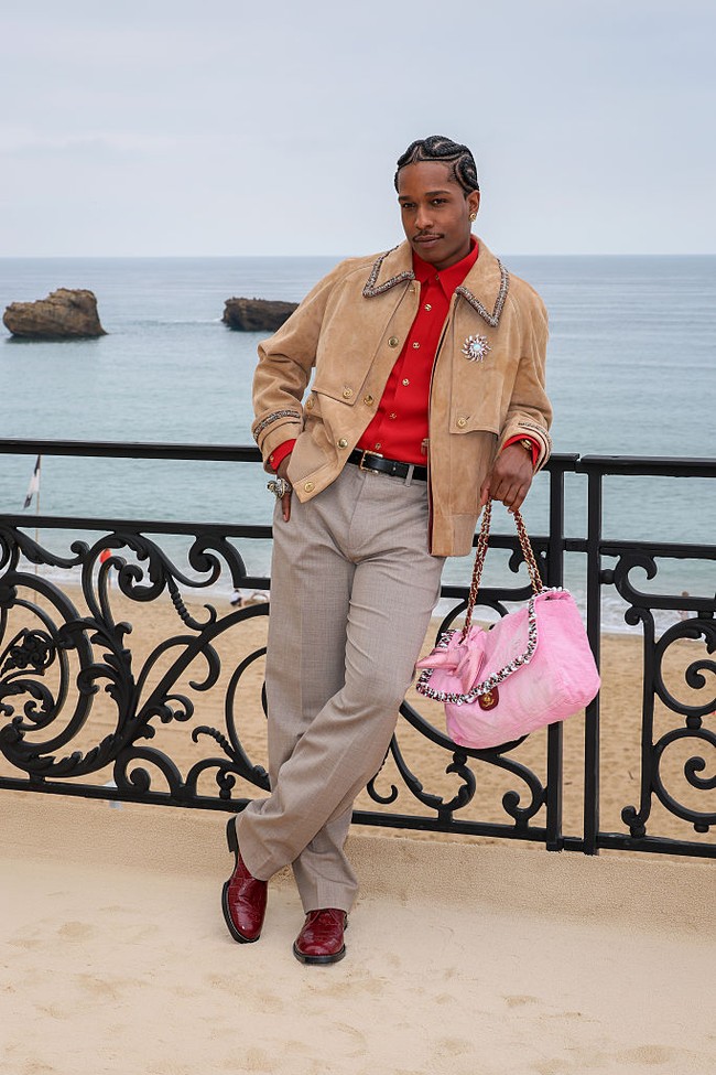 Lewat penampilannya, A$AP Rocky sekali lagi membuktikan bahwa gaya adalah bentuk ekspresi bebas, tanpa batasan warna, tanpa sekat gender. (Foto: JB Lacroix/Getty Images for Chanel)