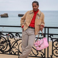 Lewat penampilannya, A$AP Rocky sekali lagi membuktikan bahwa gaya adalah bentuk ekspresi bebas, tanpa batasan warna, tanpa sekat gender. (Foto: JB Lacroix/Getty Images for Chanel)
